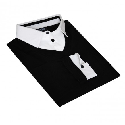 pull noir sur une chemise blanche