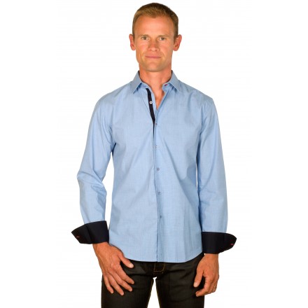 Chemise coton homme ajustée col italien bleu chambray galon rouge